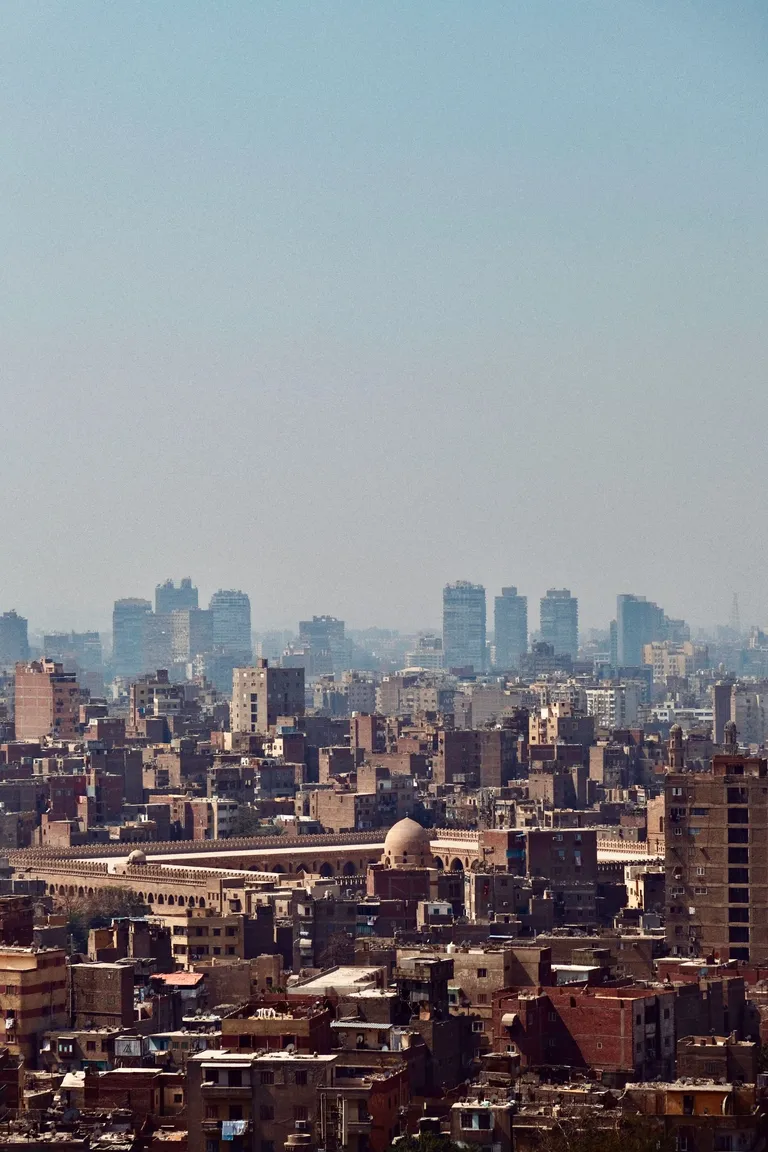 أوراق نقدية من الجنيه المصري إلى جانب سلع غذائية في سوق مصري، في صورة تعبيرية عن التضخم وأسعار المستهلكين في مصر