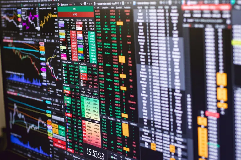 شاشات تداول تعرض مؤشرات وأسعار الأسهم في سوق مالية، في تعبير عن نشاط الطروحات العامة الأولية في المنطقة